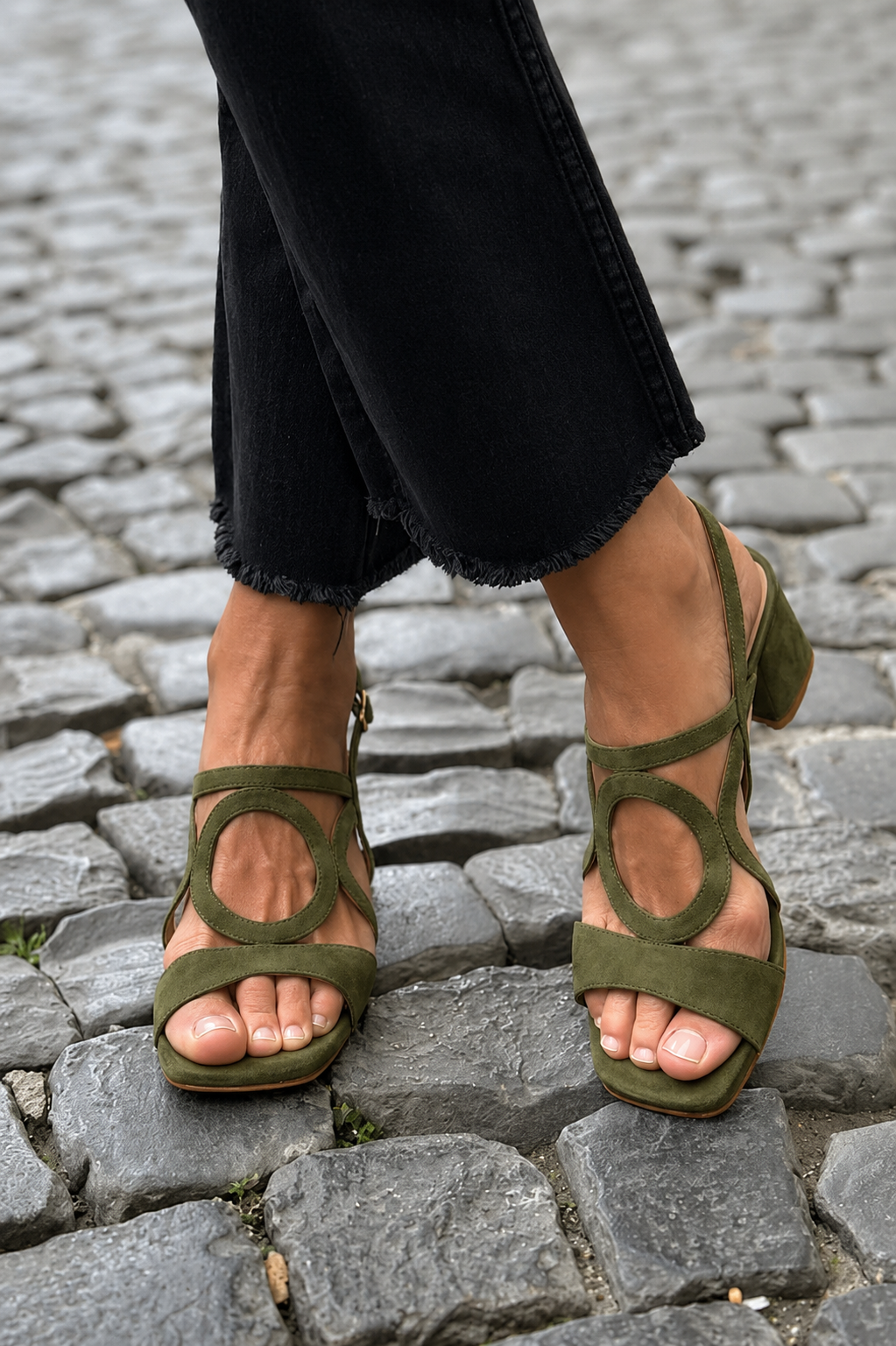 Begoña™ | Flat Sandals with Circular Detail