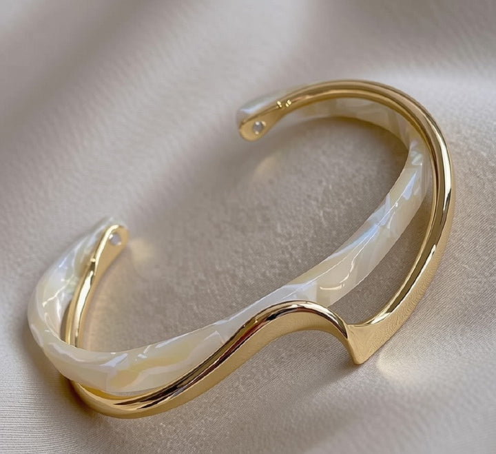 ELEGANT POLISHED GOLD BRACELET